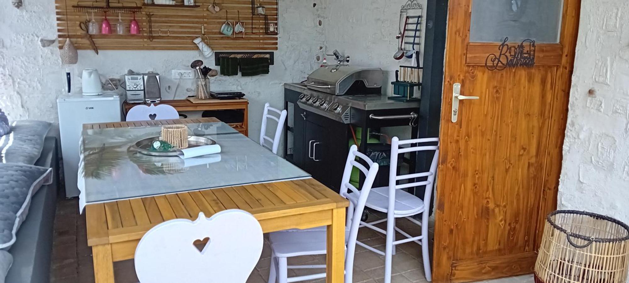 Art Room With Outdoor Living *